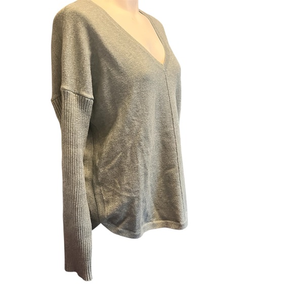 Denver Hayes Green V-Neck Sweater - Picture 3 of 10